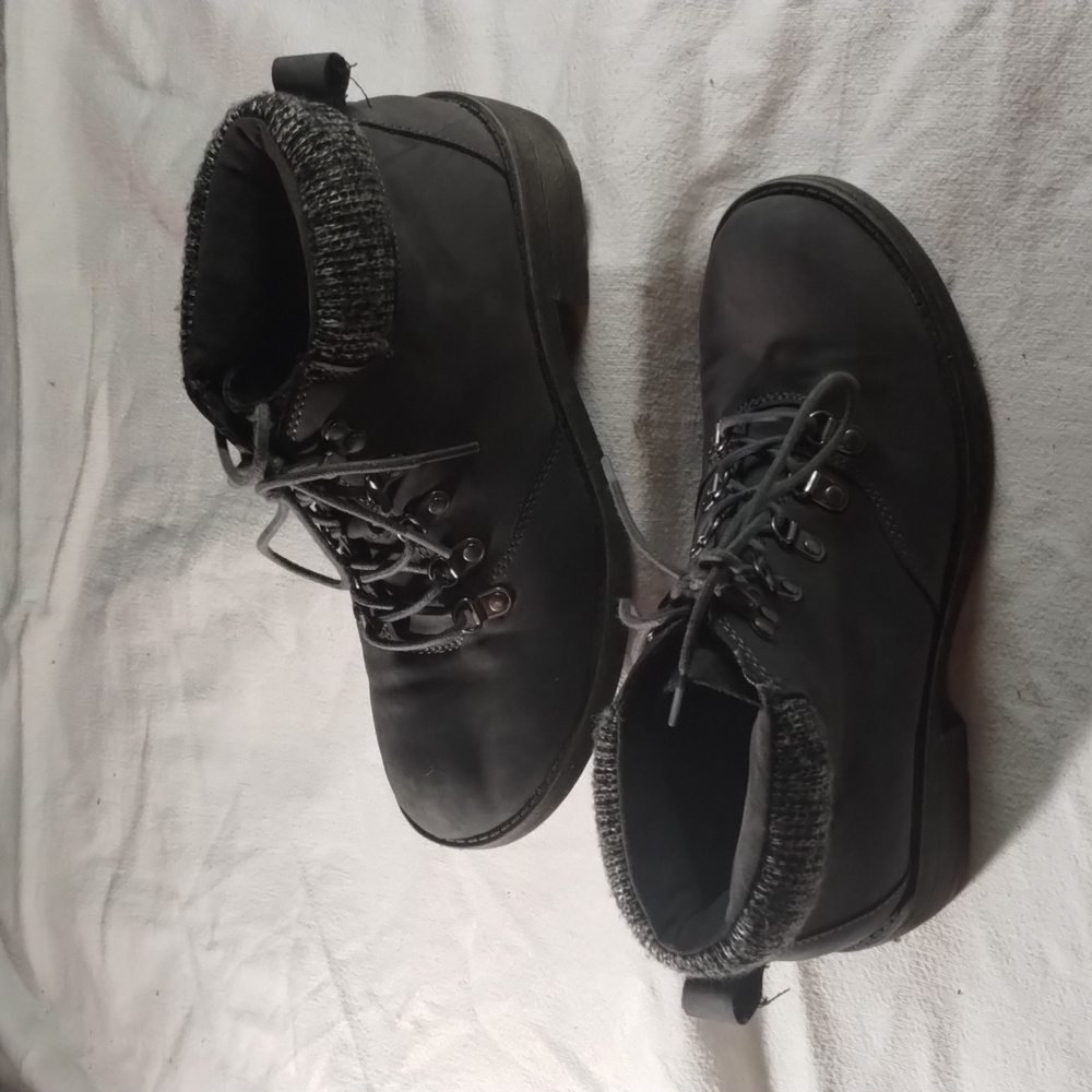 Woman's Boots Size: 7 Color: Black & Grey fabric Manufacturer: Rocket Dog